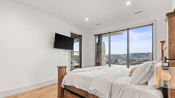 4 bedrooms, desk, iron/ironing board, free WiFi