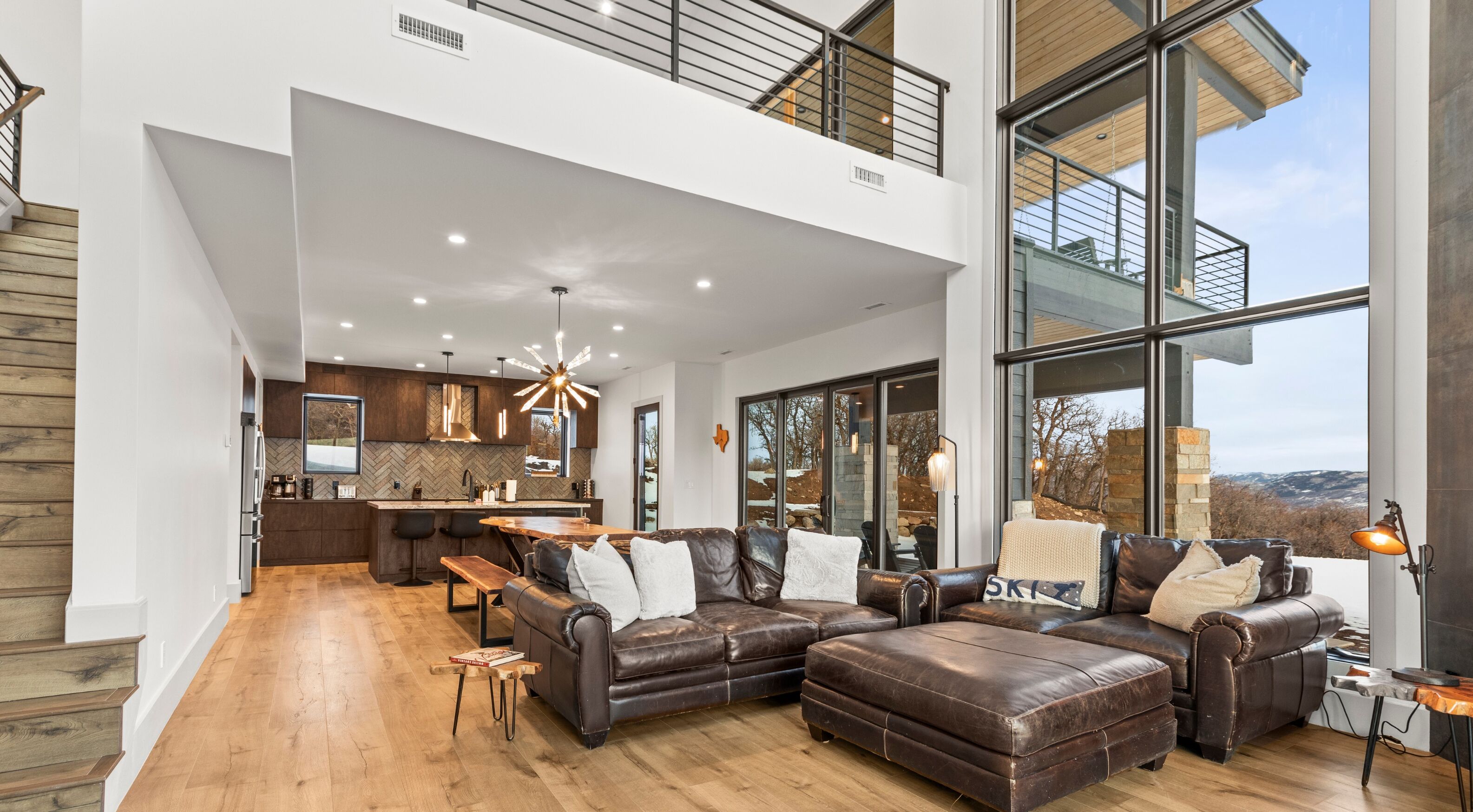 Smart TV, chimenea, libros, oficina