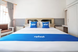 Desk, free WiFi, bed sheets - Rehat at Hotel Patradissa Stasiun Bandung (Bandung)