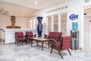 Lobby sitting area - Rehat at Hotel Patradissa Stasiun Bandung (Bandung)