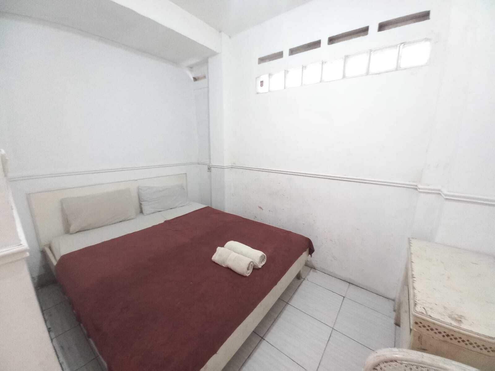 Escritorio, wifi gratis y ropa de cama 