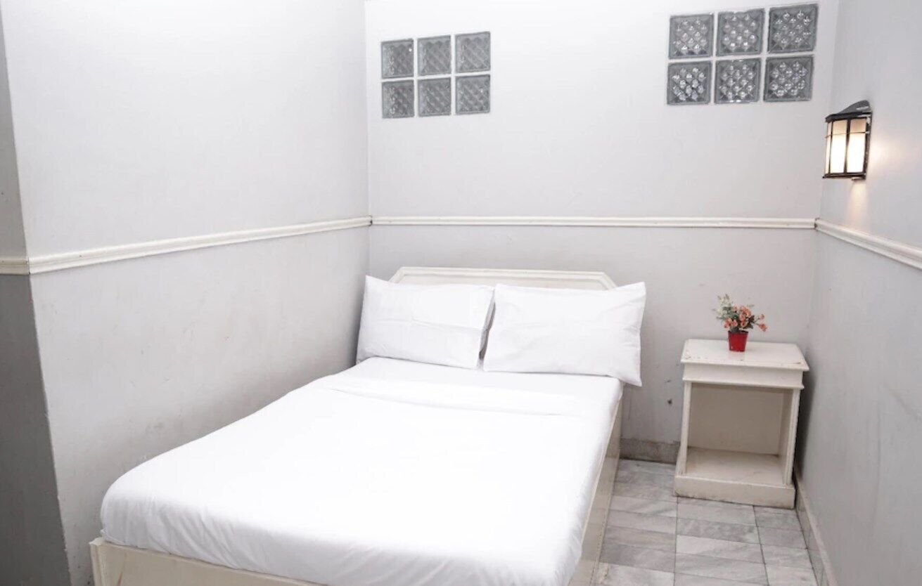 Camera Economy | Una scrivania, Wi-Fi gratuito, lenzuola