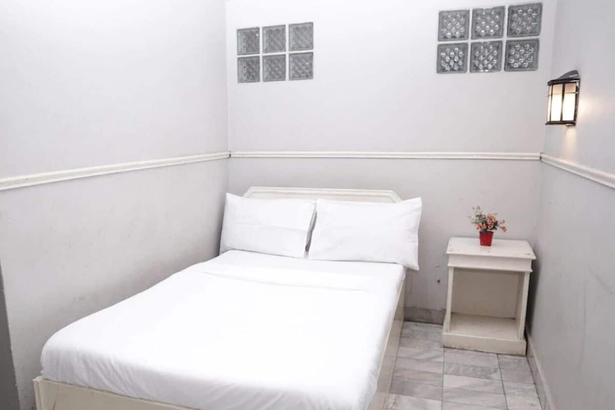 Camera Economy | Una scrivania, Wi-Fi gratuito, lenzuola