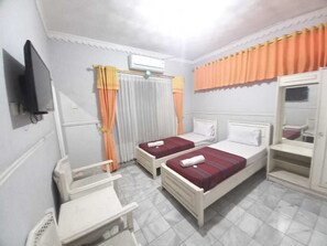 Habitació amb dos llits individuals Deluxe | Escriptori i wifi gratuïta