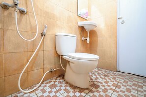 Deluxe Twin Room | Bathroom | Free toiletries, towels