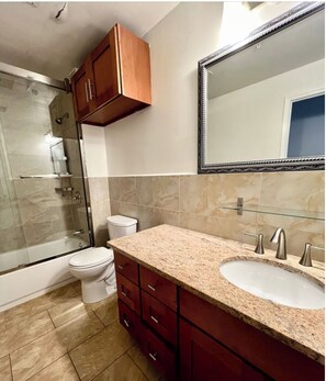 Hair dryer, towels, soap, toilet paper - Stylish 2BD apartment in the heart of the City with Prime location! (Philadelphia)