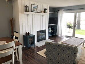 Fernseher, Kamin, DVD-Player, Bücher