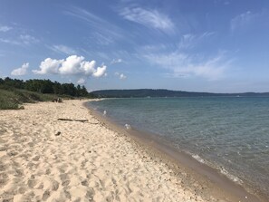 Sur la plage, chaise longue