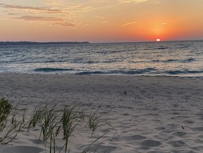 Sur la plage, chaise longue