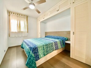 2 habitaciones, tabla de planchar con plancha y ropa de cama 