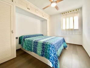 2 habitaciones, tabla de planchar con plancha y ropa de cama 