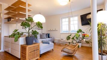 Fernseher, Tischtennisplatte, Stereoanlage