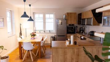 Køleskab, mikrobølgeovn, ovn, kogeplade