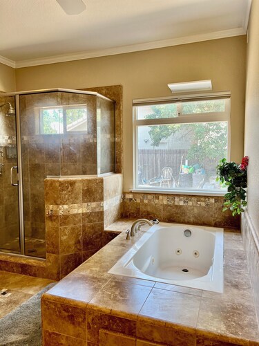 4-bedroom resort charming, Sacramento WiFi, AC, swimming pool, freeway intersect
