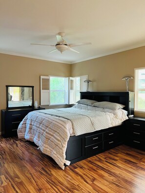 4 bedrooms, iron/ironing board, WiFi, bed sheets
