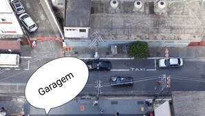 Vista aérea de un estacionamiento con varios niveles y un edificio con la inscripción