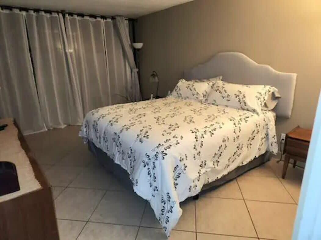 3 makuuhuonetta, työpöytä, ilmainen Wi-Fi, vuodevaatteet