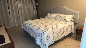 3 makuuhuonetta, työpöytä, ilmainen Wi-Fi, vuodevaatteet