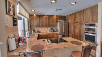 Jääkaappi, mikroaaltouuni, uuni, liesi