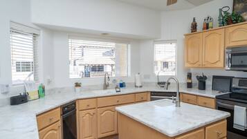 Jääkaappi, mikroaaltouuni, uuni, liesi