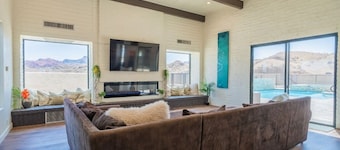 Eagles Lair, Pool & Views!