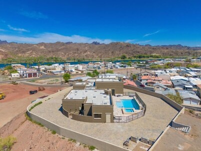 Eagles Lair, Pool & Views!