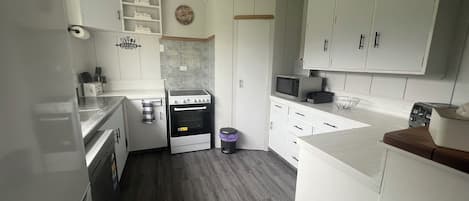 Microondas, placa de cocina, lavavajillas, servilletas de papel