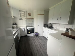 Mikrobølgeovn, kokeplater, oppvaskmaskin og papirhåndklær