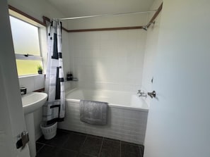 Sèche-cheveux, serviettes fournies, savon, shampoing
