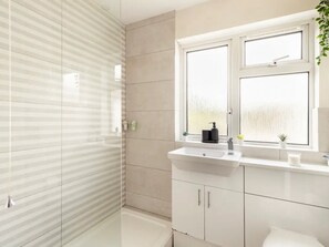 Shower, hair dryer, towels - Bright and Spacious Apartment-Unbeatable Location! - Pass the Keys (Windsor)
