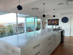 Private kitchen - Lipscombe Escape panoramic views luxury and space (HOBART)