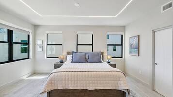 3 bedrooms, desk, travel crib, WiFi