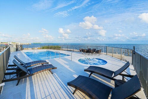 Key Largo Oasis Oceanfront with Pool & Hot Tub