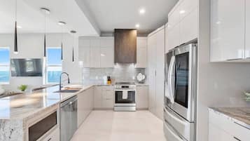 Refrigerador, microondas, horno y parrilla de estufa