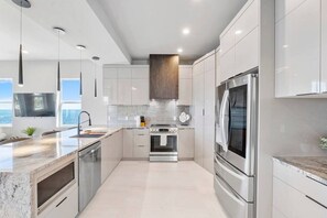 Refrigerador, microondas, horno y parrilla de estufa 