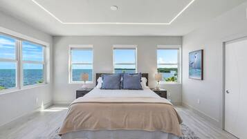 3 slaapkamers, een bureau, een strijkplank/strijkijzer, reisbedje