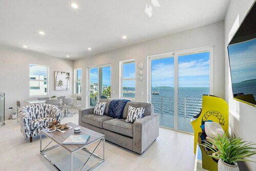 Key Largo Oasis Oceanfront with Pool & Hot Tub