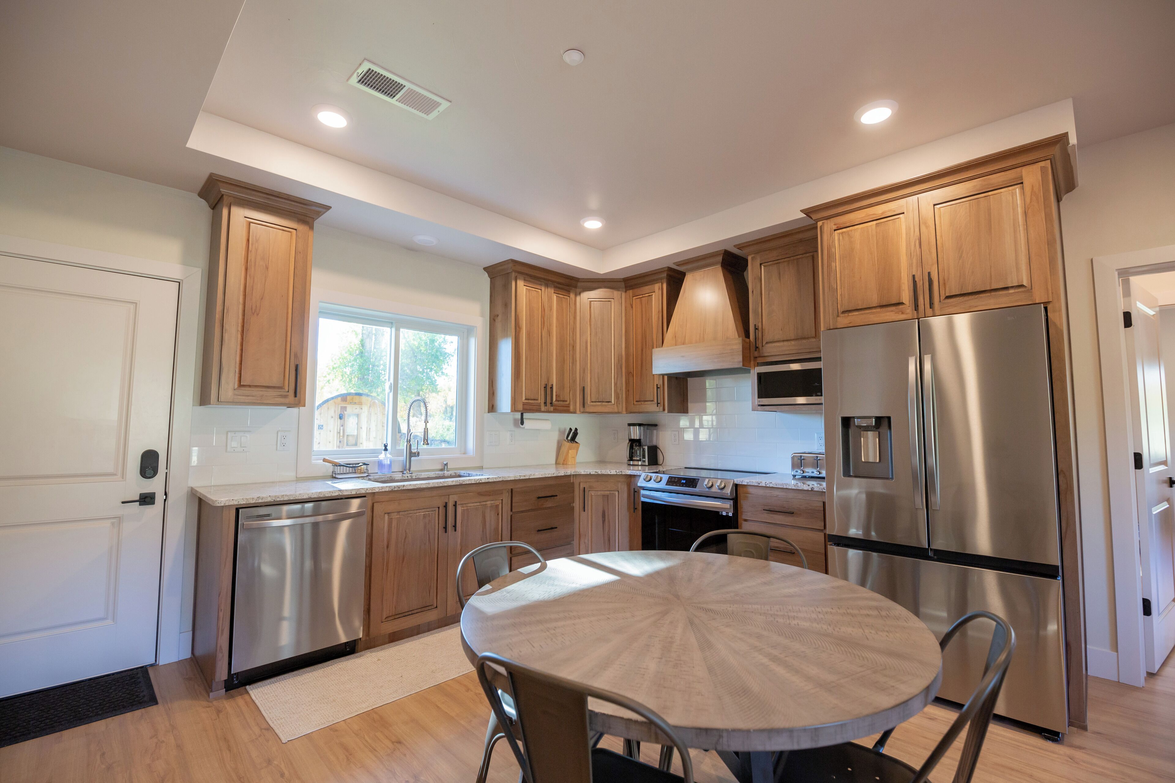 Micro-ondes, four, plaque de cuisson, lave-vaisselle