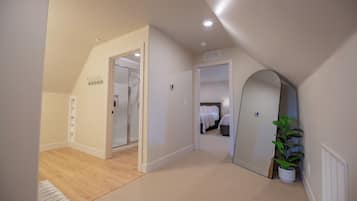 6 bedrooms, iron/ironing board, WiFi, bed sheets