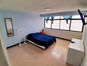 3 habitaciones, tabla de planchar con plancha, wifi y ropa de cama 