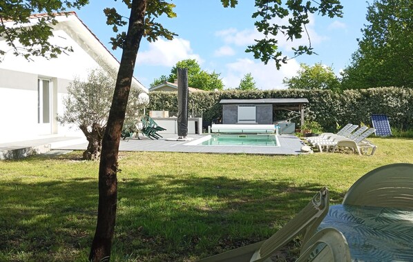 Property grounds - Pet friendly home in Talais (Talais)