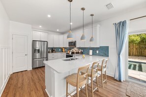 冷蔵庫、電子レンジ、オーブン、コンロ