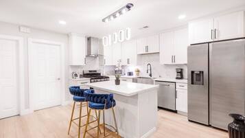 Fridge, microwave, stovetop, dishwasher