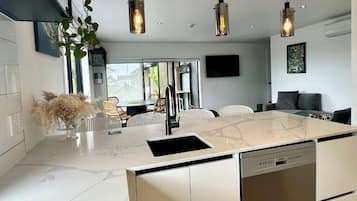 3 Bedroom Apartment | 1 bedroom, Egyptian cotton sheets, premium bedding, pillowtop beds
