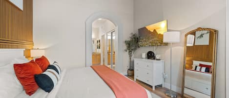 2 slaapkamers, een bureau, een strijkplank/strijkijzer, reisbedje