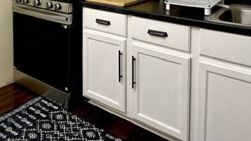 Cookware/dishes/utensils, dining tables