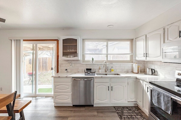 Kühlschrank, Mikrowelle, Ofen, Herdplatte