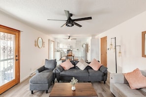 Smart-tv, eldstad, tv-spel och bordsfotboll