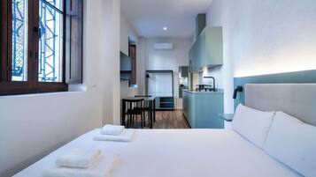 Tabla de planchar con plancha, cuna de viaje, wifi gratis y ropa de cama