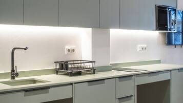 Refrigerador, microondas, parrilla de estufa y cafetera y tetera